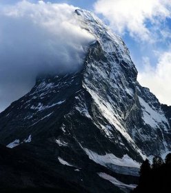 Soubor:Matterhorn in the clouds.jpg