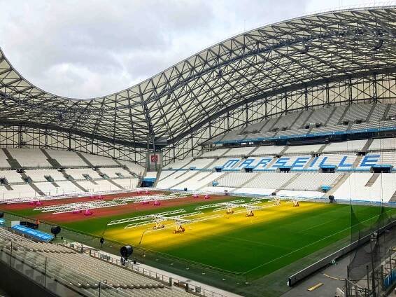 Six SGL LED440 and three LU440 grow lights on the pitch of Stade Vélodrome, home of football club Olympique de Marseille.
