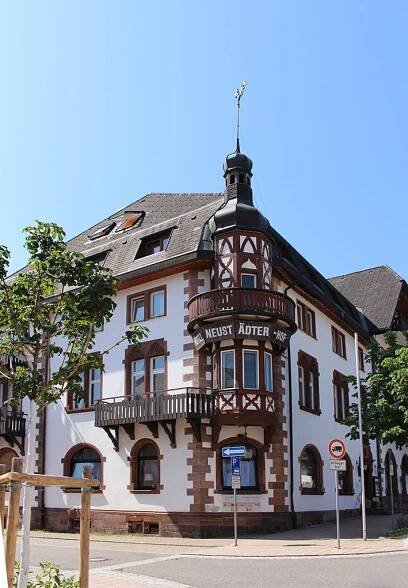 Blick von der Straße zum Neustädter Hof mit historischer Fassade und Erkerturm