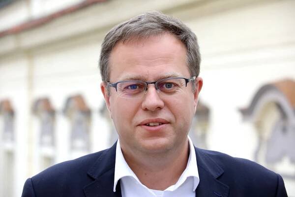 Moderátor ČT Moravec: Politici ako Fico sa v honbe za hlasmi dopúšťajú vecí, ktoré ich dobehnú