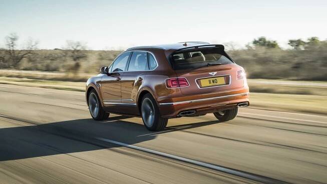 Nejrychlejší SUV světa! Lambo těsně prohrálo s luxusním Bentley