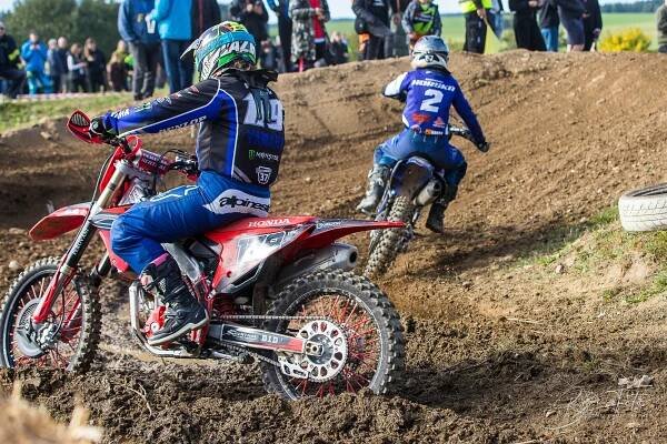 Motorkáři se nechali v Herálci ohodit bahnem pro dobrou věc. Pro Tomíka s obrnou - Baži-foto