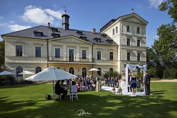 Krásná letní svatba na Chateau Mcely - Portrétní a svatební fotograf Praha