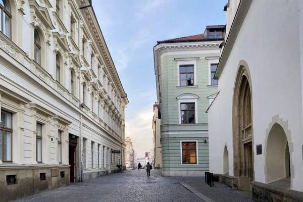 Dnešní kostel Zvěstování Panny Marie byl spojen s bývalým klášterem,  kde je dnes škola Svítání | foto: Šárka Rusnáková,  Český rozhlas