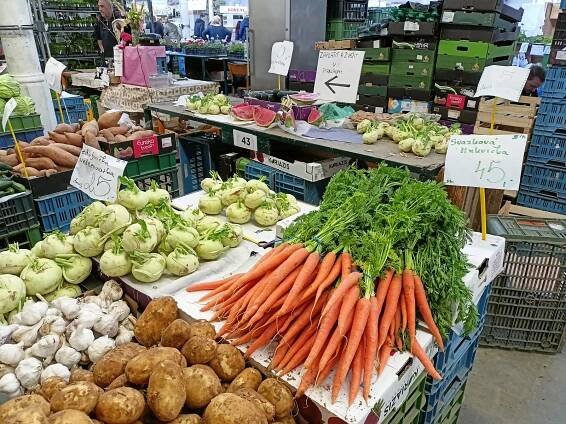 Návštěvnost farmářských trhů opadá. Stánkaře živí přeprodávaná zelenina