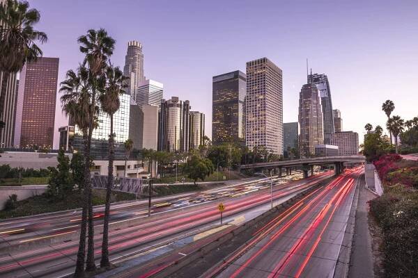 Downtown Los Angeles při západu slunce s světelné stopy — Stock obrázek