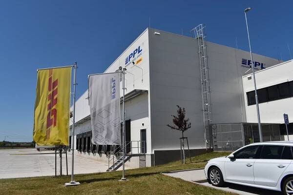 Až půl milionu balíků denně. V Hradci Králové vznikla největší třídírna v zemi