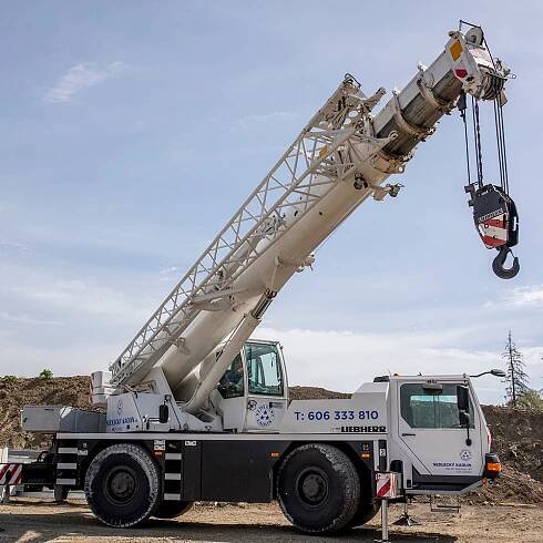 Teleskopický mobilní jeřáb LTM 1030 k zapůjčení u společnosti Sedlecký Kaolin Rental.