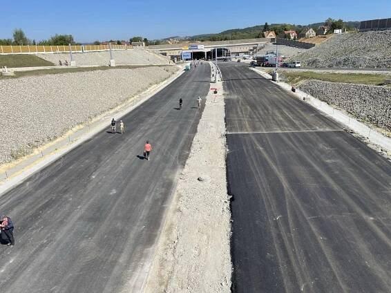 Obrazem: Tunel na obchvatu Budějovic přilákal tisíce lidí, mátla je proměnlivá tabule - Zdopravy.cz