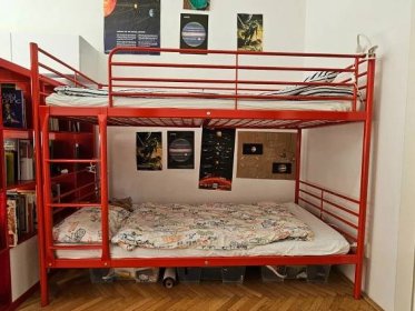 Kovová patrová postel (palanda) IKEA, červená - Studentské pokoje