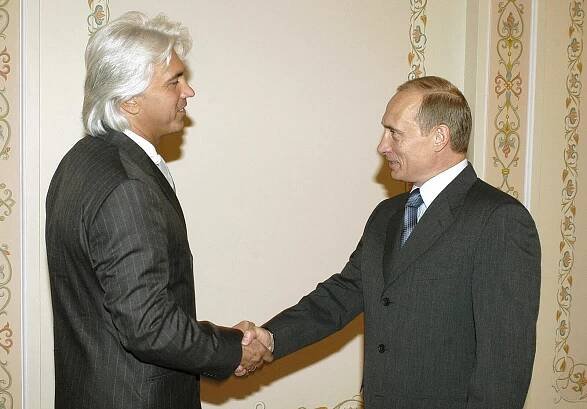 Soubor:Vladimir Putin and Dmitri Hvorostovsky (2004-05-29) 1.jpg