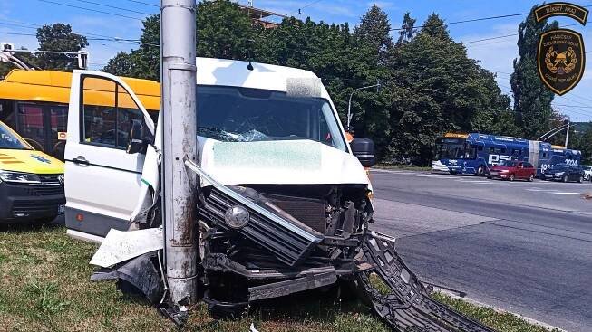 Čtvrtek plný srážek. Hasiči ve Zlínském kraji řešili nehody aut i motorek