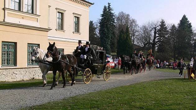 Zahájení sezony v Čechách? Koně, kočáry, muzika a usměvaví Hanáci