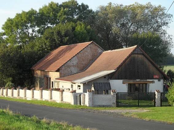 Soubor:Rozkos (Onomysl) A. UsedlostUKrizovatky.jpg