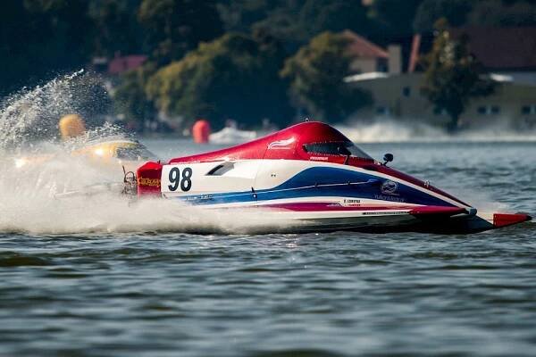 MOTORMIX - FOTOGALERIE: Závratně rychlé katamarány i boj o tituly mistrů světa. Jedovnice hostily závody motorových člunů Hydro GP