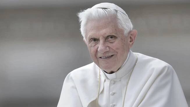 Benedikt XVI. viděl církev spíš jako skanzen, kritizuje zesnulého papeže teolog Petráček | Plus