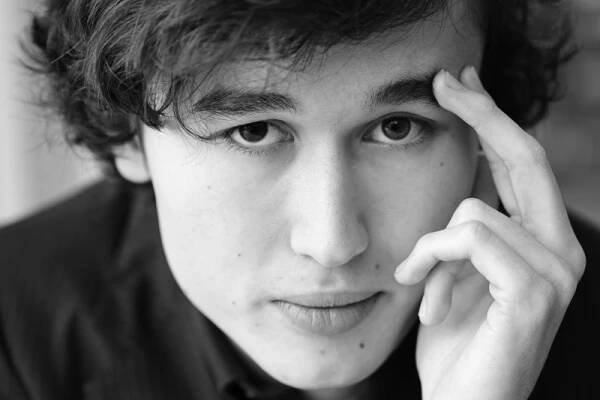 Daniel Lozakovich (foto Sasha Gusov) 