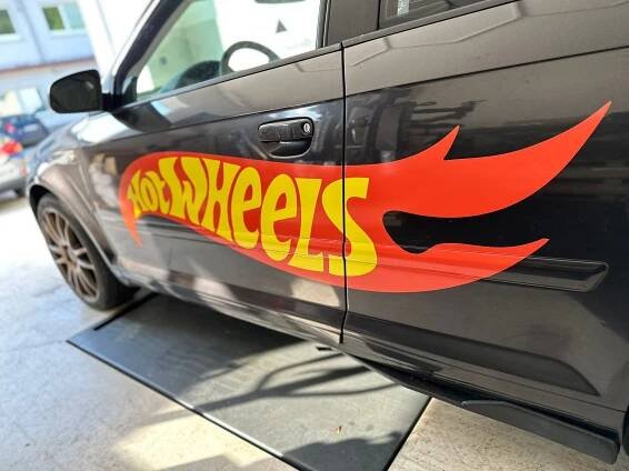 vlastní samolepka na auto