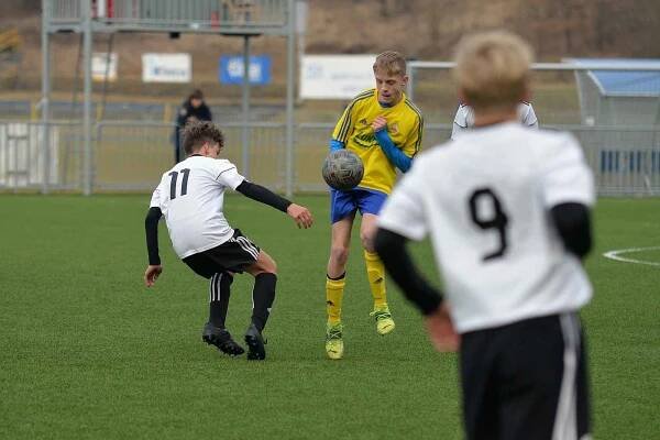 Mladí fotbalisté Zlína (žluté dresy) si v 19. kole Moravskoslezské žákovské ligy poradili s Karvinou po výsledku 4:1.