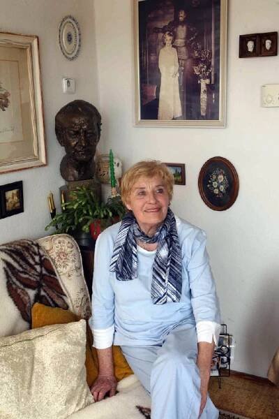 FOTO: Anna Sováková s umně schovanou urnou. – stránka 1