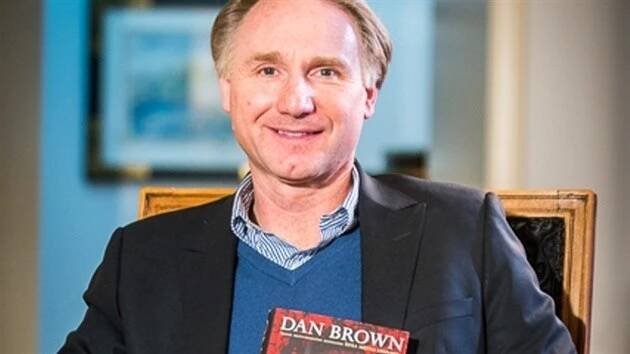 Spisovatel Dan Brown s českou verzí jeho zatím poslední knihy Inferno.