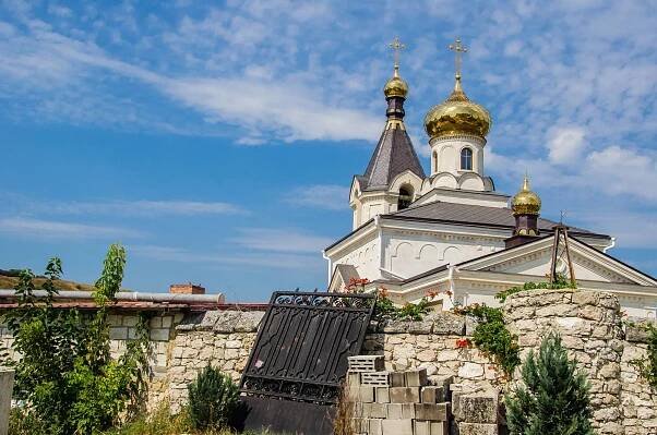 Kláštery a turistika v rumunských horách