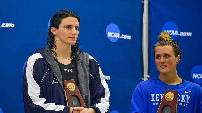 Transgender sportovkyně Lia Thomasová (vlevo) na fotografii poté, co se stala plaveckou šampionkou univerzitní ligy NCAA.