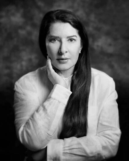 Schwarz-weiß Portrait von Marina Abramovic.