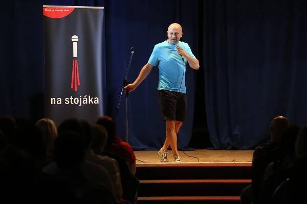 PODÍVEJTE SE: Na stojáka. V Poděbradech to rozbalili stand-up komici