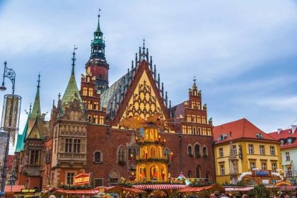 Polsko, wroclaw město s dominantou - radnice v tradici — Stock obrázek