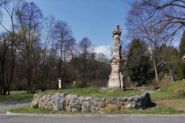 Fotografie - Bušínov barokní socha Jana Nepomuckého z roku 1819 - 13.04.2020