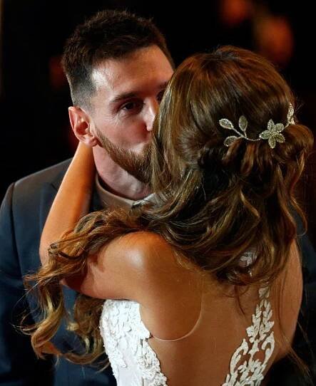 Argentine soccer player Lionel Messi and his wife Antonela Roccuzzo kiss as they pose at their wedding in Rosario, Argentina, June 30, 2017. REUTERS/Marcos Brindicci