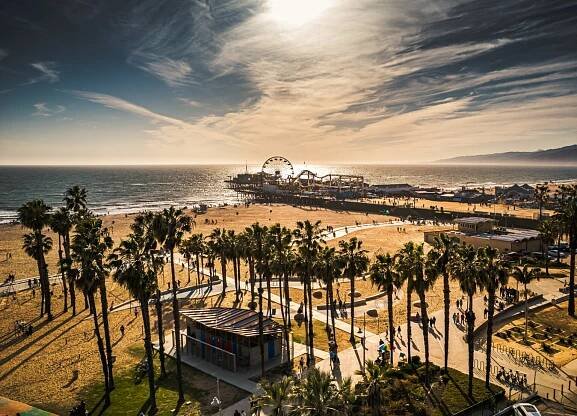 Sonnenuntergang über dem Santa Monica Pier mit Riesenrad am Pazifik.