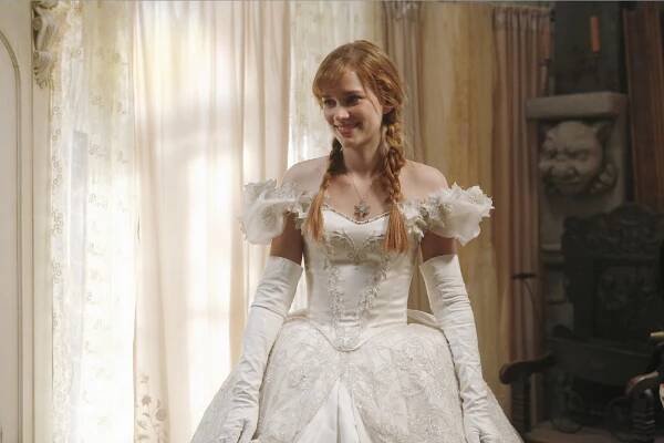 Bylo, nebylo - Příběh dvou sester - Z filmu - Elizabeth Lail
