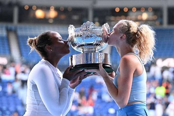 Tenis, WTA, Kateřina Siniaková a Taylor Townsend s pohárem pro vítězky Australian Open