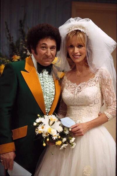 Tanya Roberts and Don Stark in Zlatá sedmdesátá (1998)