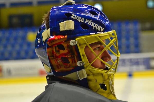 HC ZUBR Přerov - Maska jako modrožlutá zeď se zubry i bobrem. Koho na ní Michal Postava nemá?