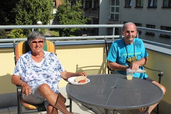 Opékání špekáčků – Domov pro seniory Strážnice