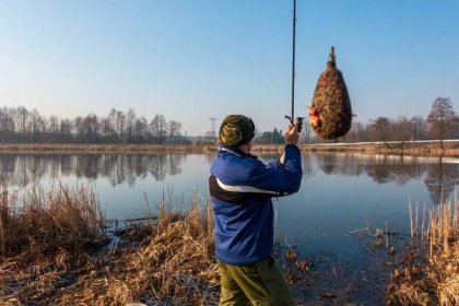 Jak lovit method feeder - muž nahazující method feeder do jezera