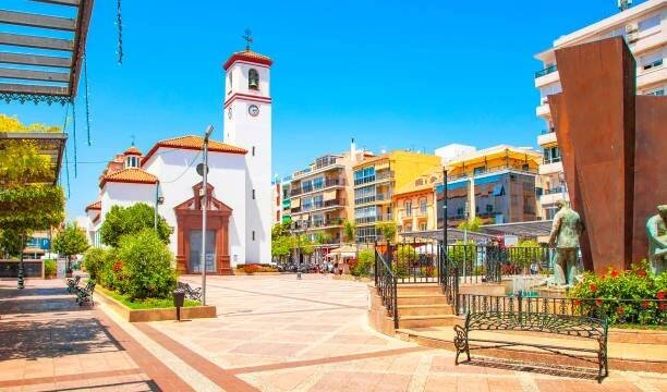 výhled na staré město fuengirola a centrální náměstí plaza de la constitucion, španělsko - fuengirola - stock snímky, obrázky a fotky