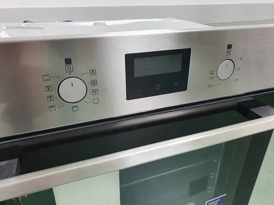 Horkovzdušná trouba Electrolux — HANÁK Outlet