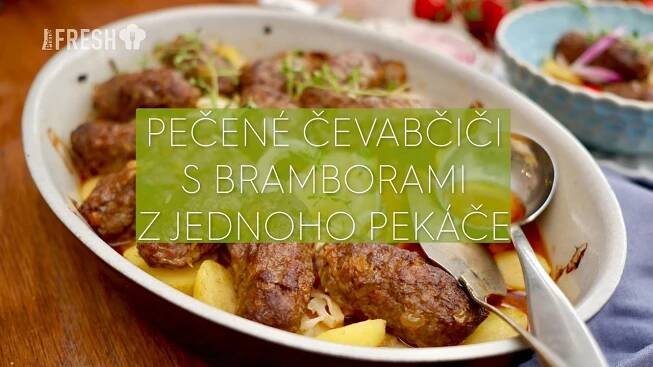 Pečené čevabčiči s bramborami z jednoho pekáče – ideální chalupářské jídlo