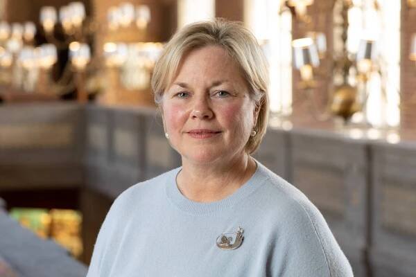 Portrait of Lisa Jacobs, a woman with short blonde hair.