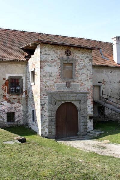 Soubor:Stránecká Zhoř Castle, entrance.jpg