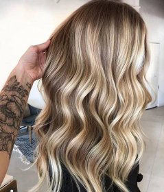 Ribbon blond is taking over as the prettiest way to highlight hair for springHere's what you need to know about the trend. Hot Hair Colors, Long Hair Color, Natural Hair Color, Blonde Balayage, Blonde Highlights, Golden Highlights, Hair Blond, Hair Hair