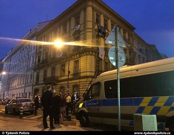 Squatteři obsadili dvě budovy v centru Prahy, policisté zajistili při zákroku 27 lidí