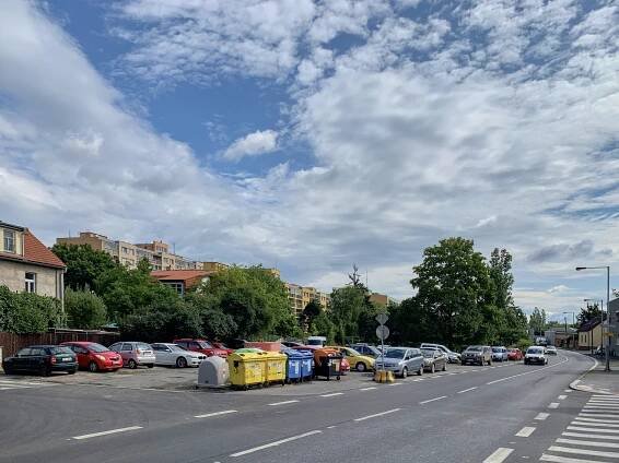 Malešická ulice u odbočky ulice Za Vackovem, pohled východním směrem