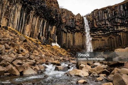 Vodopád Svartifoss a jeho ikonické čedičové sloupy, Skaftafell, Island, národní park Vatnajökull - Bez autorských poplatků Národní park Stock fotka
