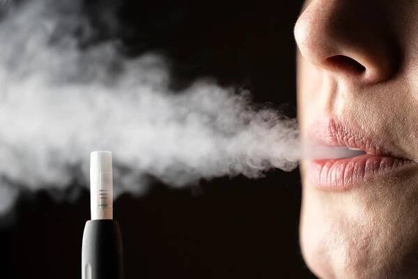 Místo tří kuřáků stačí jeden zahřívač. Spotřeba cigaret klesá, tabákové zisky přesto rostou