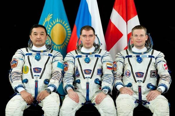 Posádka Sojuzu TMA-18M (zleva:  Aimbjetov, Volkov, Mogensen)
